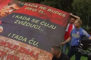 Video dana, pogledajte šta se dešava ispred Novakovog hotela!